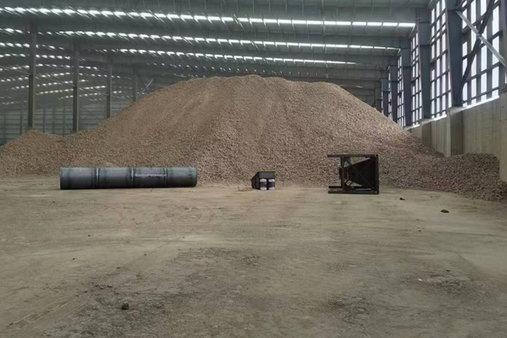 礦石烘干機(jī)是東鼎干燥針對冶金建材行業(yè)推出的專用烘干設(shè)備，具有產(chǎn)能大、耐磨損、熱能消耗低、自動化程度高的特點(diǎn)。