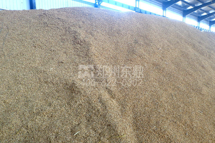 在家具制造行業生產過程中會產生大量的鋸末、刨花，這些木質物料是加工優質生物質顆粒的好原料，但由于水分過高直接壓制顆粒會影響顆粒品質，為了控制鋸末的含水率，我司開發成套鋸